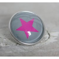 Druckknopf groÃŸ grauer Hintergrund pinker Stern